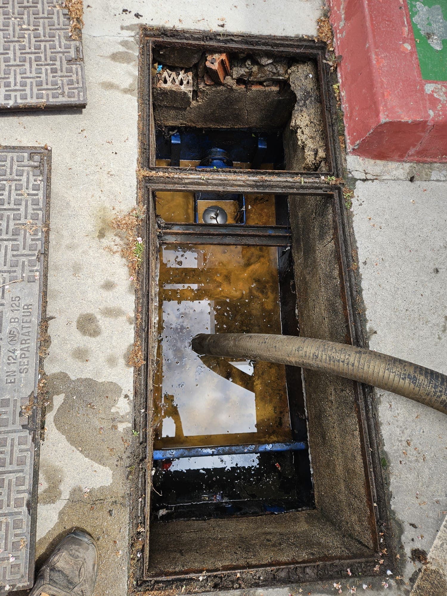 Separador de hidrocarburos en gasolinera — Antes