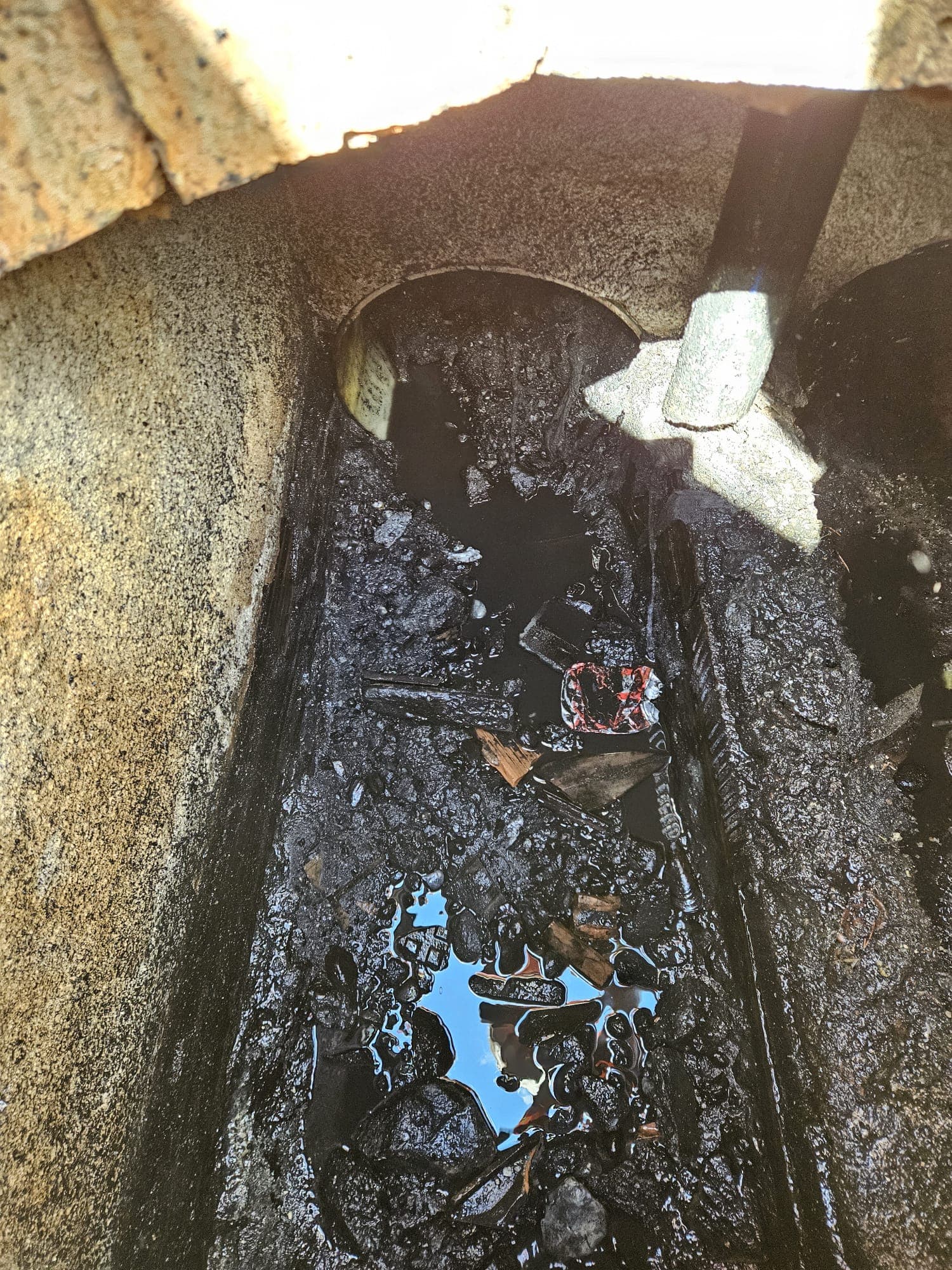 Tubería de saneamiento colmatada — Antes
